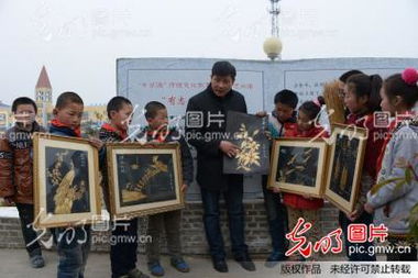 麥秸畫(huà)藝術(shù)進(jìn)課堂 讓傳統(tǒng)工藝在指尖綻放